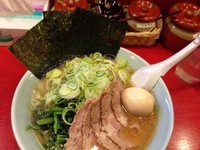 「チャーシュー麺大盛、トッピング卵、ネギ、ほうれん草」@おーくら家 中野店の写真
