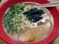 「塩らーめん￥650＋替え玉（白･博多麺￥100×2）」@巽やの写真