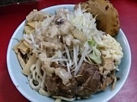 「油そば(メンマ入り)小豚入り 巻きチャー炙り」@蓮爾 登戸店の写真