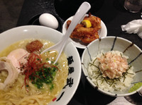 「濃厚鶏骨白湯らーめん+とりからユッケセット」@麺屋武一 初台店の写真