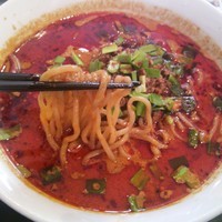 「四川担々麺（大辛）＋半ライスサービス　７１４円」@百香亭 つくば本店の写真