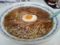 「醤油ラーメン（５００円）」@味のまりもの写真