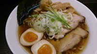 「醤油750円  チャーシュー、メンマ、味玉贅沢のせ250円」@中華蕎麦きみのの写真