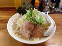 「野菜たっぷりラーメン（大盛り）750円」@ラーメン岩佐 下鶴間店の写真