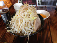 「ラーメン中 野菜ちょい増し」@麺や豚髭の写真