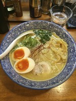 「味玉鶏白湯らーめん」@濃厚鶏白湯らーめん 麺屋一楽の写真