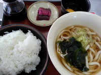 「玉子かけごはん(半玉うどん+ごはん中+漬物)240円」@山田うどん 新町店の写真