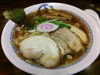 「醤油らぁ麺（中盛）700円＋生ビール」@煮干 丸めの写真