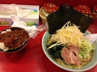 「ラーメントッピングネギ、ほうれん草とカレー」@おーくら家 中野店の写真