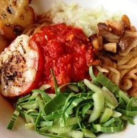 「【限定】トマトチリソースのエビ風味まぜそば＋トマトチーズ焼き」@らーめん・つけめん 八角の写真