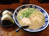 「ﾗﾝﾁB(ﾗｰﾒﾝ+おにぎり2個)¥600+替玉¥100」@博多らーめん ShinShin 天神本店の写真