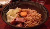 「燻製豚骨醤油あえ麺｢狼煙｣大盛(850円＋サービス)」@辛麺 真空 町田本店の写真