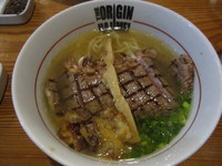 「ステーキのせ牛塩らあめん（オニオンダレ）」@らあめんHAJIMEの写真