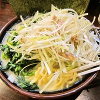 「塩ネギ（麺カタメ／油少なめ+ほうれん草）　900円」@横浜家系ラーメン せんげん家の写真