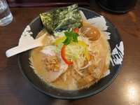 「味玉子のせ 白味噌とんこつ（魚介豚骨）：850円」@北海豚骨麺屋 銀鈴の写真