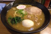 「和風魚介系とん骨醤油らーめん並盛(中細麺)＋煮玉子＋中ライス」@らーめん武蔵堂の写真