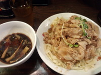 「肉盛りつけ麺200g780円＋肉増し（肉の日サービス券）」@魁 肉盛りつけ麺 六代目けいすけの写真
