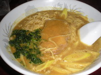 「私のカレーラーメン７５０円+生ニンニク（無料）」@らーめん ドラごんちの写真