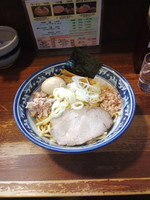 「燻玉油そば」@兎に角 松戸店の写真