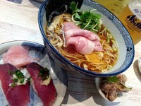 「四つ葉そば＋初かつおの握り＋特製ビール」@中華そば 四つ葉の写真