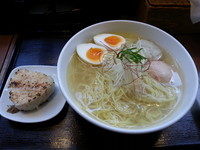 「あら炊き塩らぁめん(大盛り)+焼きおにぎり 味たま」@麺屋 海神 吉祥寺店の写真