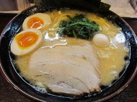 「吟得醤油とんこつ（８８０円）＋大盛＋ライス」@横浜家系ラーメン 吟家 花見川店の写真