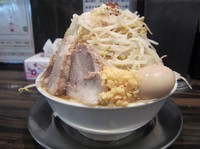 「背脂味噌ラーメン（７８０円）＋ブタちゃん」@背脂野菜ドカ盛りラーメン天運我に有り 八千代店の写真