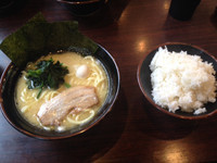 「塩とんこつラーメン➕ライス」@吟家 西千葉店の写真