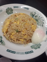 「チャーハン420円＋半熟玉子50円（クーポン利用）」@日高屋 日暮里東口店の写真