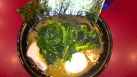 「ラーメン＋ほうれん草＋白玉（７１０円）麺カタ」@家系総本山 ラーメン吉村家の写真