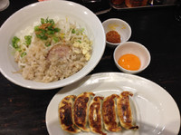 「背脂煮干油そば+激辛ボール+炙りチャーたま丼+焼餃子」@背脂煮干中華そば 心やの写真