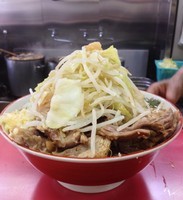 「大ぶた入り（ブタ4枚程度）（ 900円）ヤサイアブラニンニク」@ラーメン二郎 小岩店の写真