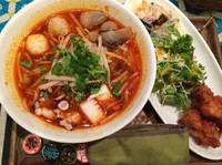 「トムヤムヌードルセット（2辛）」@マンゴーツリーカフェ 大阪店の写真