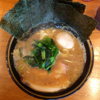 「ラーメン630円＋味玉70円」@末廣家の写真