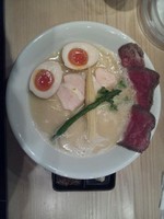 「鶏白湯SOBA(並)＋味玉＋ローストビーフ」@銀座 篝の写真