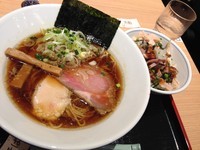 「淡麗鶏そば（醤油）＋ローストポークご飯」@松戸富田製麺 ららぽーとTOKYO-BAY店の写真