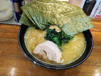 「ラーメン中盛り海苔増し固め(500+100+100円)」@横浜家系 九ツ家 いずみ中央店の写真