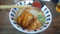 「七志ラーメン固め＋角煮２枚(クーポンでサービス)702円」@とんこつらーめん七志 上大岡店の写真