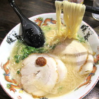 「ラーメン 750円（麺硬・こってり・ネギ有・辛味ダレ普通）」@暖暮 川崎仲見世通店の写真