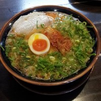 「赤ラーメン 2辛 ネギトッピング 麺かため」@博多らーめん 万々の写真