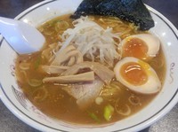 「ハルピンラーメン＋寝かせにんにく玉子」@ハルピンラーメン 塩尻広丘駅前店の写真