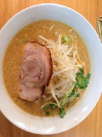 「味噌ラーメン、チャーシュー丼 1000えん」@らーめん まるくろの写真