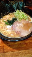 「醤油とんこつラーメン中盛り」@新家系 らーめん きたくり家 横須賀中央店の写真