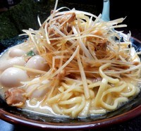 「鶉卵＋味付け白髪ねぎ（900円）」@横浜家系ラーメン 鶴見家の写真