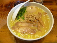 「白鶏らーめん（ランチ味玉＋Ｍｙ箸サービス大盛）　７００円」@鶏の穴の写真