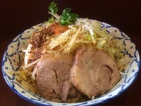 「まぜそば大盛 （ﾔｻｲﾏｼﾏｼ ｱﾌﾞﾗﾏｼﾏｼ）」@らーめん陸の写真