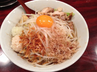 「まぜ¥750+ビール¥300」@ゴリラーメンの写真