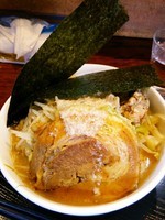 「自然洞スペシャル（黒）＋ﾎｸﾞｼﾁｬｰｼｭｰ＋海苔800円」@自然洞 麺舗の写真