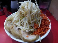 「豚ラーメン　（ヤサイマシ、ニンニク、辛揚げ）」@千里眼の写真