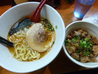 「海老香熟成ラーメン（750円）+まかない丼（280円）」@麺や 虎ノ道の写真